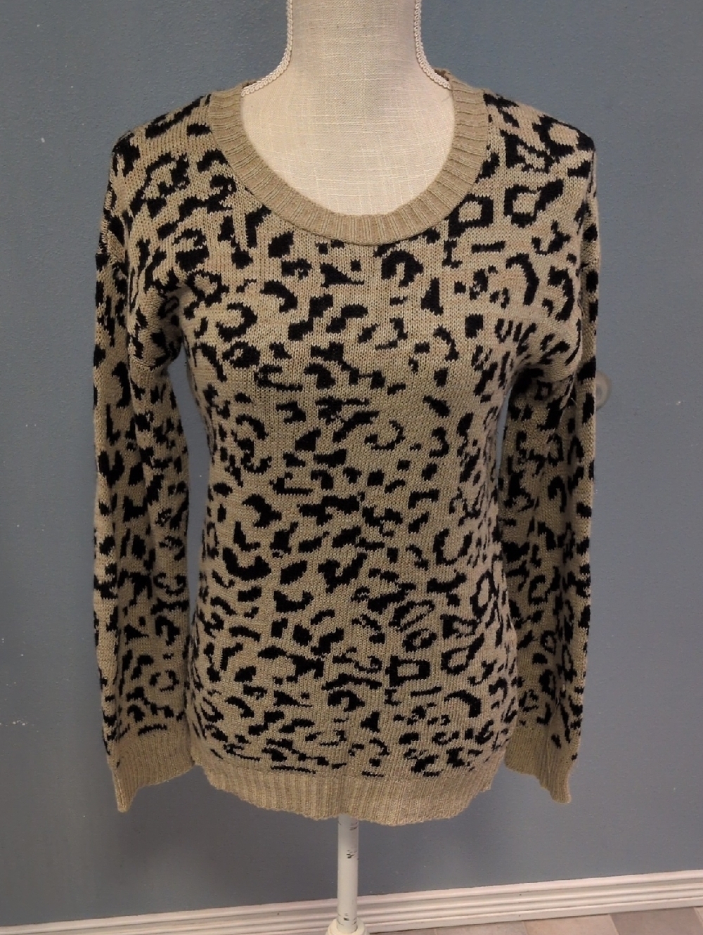 Kirra Leopard Print Scoopneck USA Made Balloon Sleeve Lightweight Sweater Popart